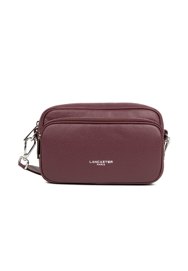 Borsa a tracolla in pelle bordeaux con superficie texturizzata, doppio scomparto con zip e accessori in tono argento. Presenta un logo di marca sulla parte anteriore.