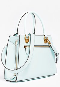 Vaaleansininen nahkalaukku, jossa on jämäkkä muotoilu, tummat kontrastiväriset yksityiskohdat, kaksi kättä, säädettävä olkahihna ja edessä vetoketjullinen tasku, jossa on kultaiset yksityiskohdat.