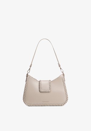 Petit sac à main en cuir beige avec des bords surpiqués, une courte bandoulière et une fermeture à rabat.