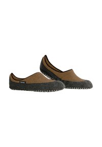 Pantofole in feltro marroni e grigio scuro con suole antiscivolo a pois, design a taglio basso e una piccola etichetta nera sul lato.