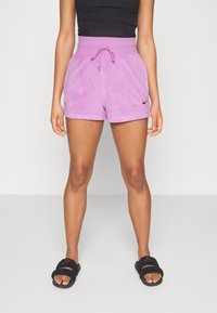 Rosa shorts i bomullsblandning med resårmidja och dragsko. Har svart Nike-logotyp. Matchas med svarta slides.