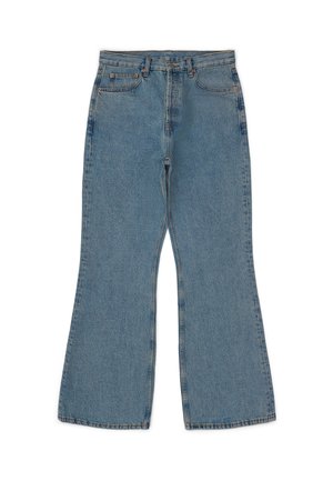 Světle modré džínové kalhoty s rozšířenými nohavicemi, vysokým pasem, viditelným švem a designem s pěti kapsami. Látka má jemný, texturovaný povrch.