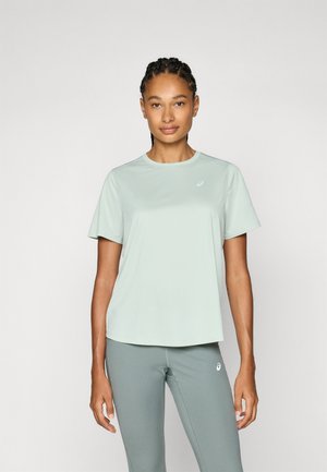 Tricou sportiv verde deschis cu mâneci scurte și guler rotund, având un mic logo pe partea stângă. Textură de țesătură netedă.
