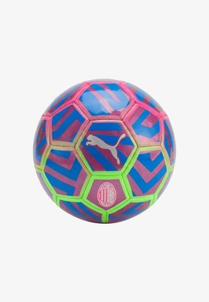 Pallone da calcio blu e rosa con contorni verdi, logo Puma e stemma del club di calcio AC Milan su esagoni separati.