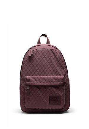 Sac à dos bordeaux avec texture à motif losange, poche avant zippée, grand compartiment principal, poignée supérieure et deux tirettes de fermeture éclair, présenté sur fond blanc.