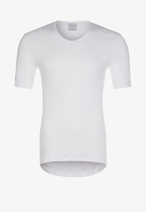 Hvid kortærmet T-shirt lavet af blødt bomuldsmateriale, med en rund halsudskæring og en let længere bagkant.