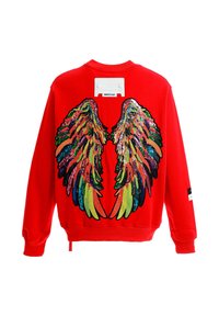 Sudadera roja con un vibrante diseño de alas de lentejuelas multicolores en la parte posterior. Incluye una etiqueta blanca en el cuello y detalles en negro en las mangas.