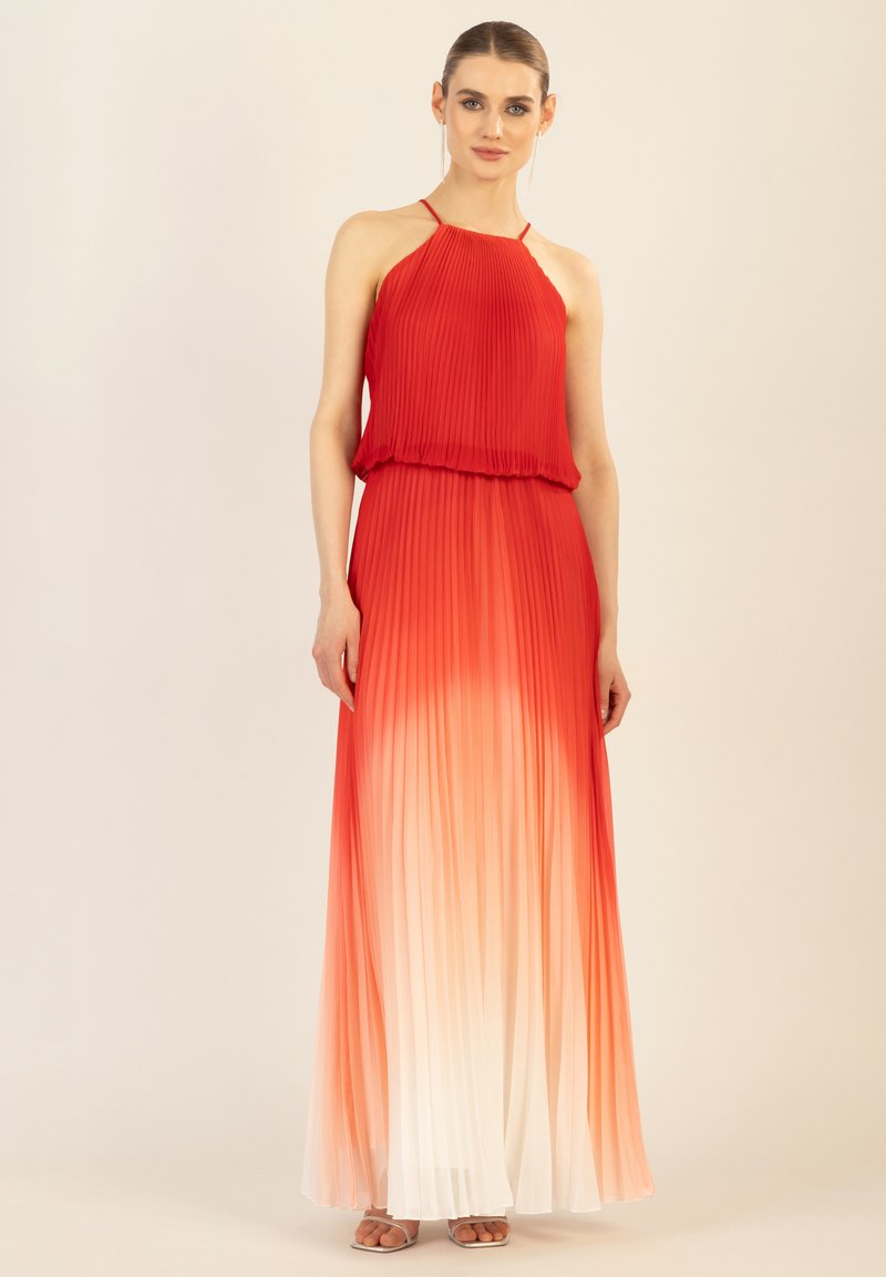 Maxikleid aus plissiertem Stoff, mit einem Halterneck-Design, Farbverlauf von Rot zu Weiß, leichtem Material und lässiger Passform.