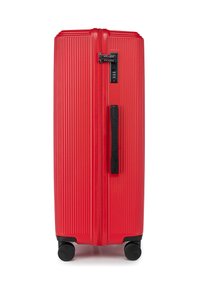 Valigia rigida rossa con texture a righe, maniglia laterale, chiusura a zip e quattro ruote nere per la mobilità. Dotata di lucchetto combinato.