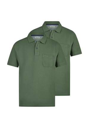 Zwei olivgrüne Poloshirts mit kurzen Ärmeln, Kragen, Knopfleisten und Brusttaschen, übereinandergelegt, wobei eines etwas hinter dem anderen liegt.