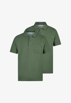 Dwie oliwkowo-zielone polówki z krótkim rękawem, kołnierzykami, listwami z guzikami i kieszeniami na piersi, ułożone warstwowo, jedna nieco za drugą.