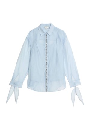 Blusa leggera azzurro chiaro a maniche lunghe con colletto a punta, placket decorato con bottoni sul davanti e polsini a fiocco. Tessuto morbido con una silhouette fluida.