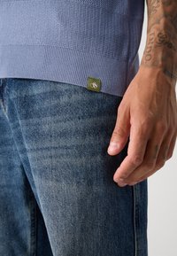 Scotch & Soda TONE ON TONE STRIPED REGULAR FIT - Poloskjorter - faded denim