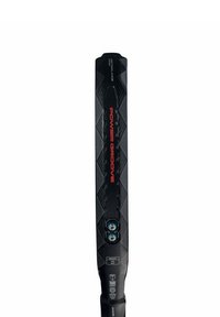 Zwarte skistok met een gestructureerd oppervlak, voorzien van het "POWER GROOVE" logo in het rood, een verstelbare band en tweekleurige accenten nabij de basis.