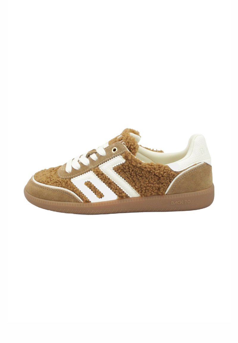 Sneaker in suede marrone con strisce bianche e un esterno soffice, dotato di suola in gomma e dettagli testurizzati sulla parte superiore.