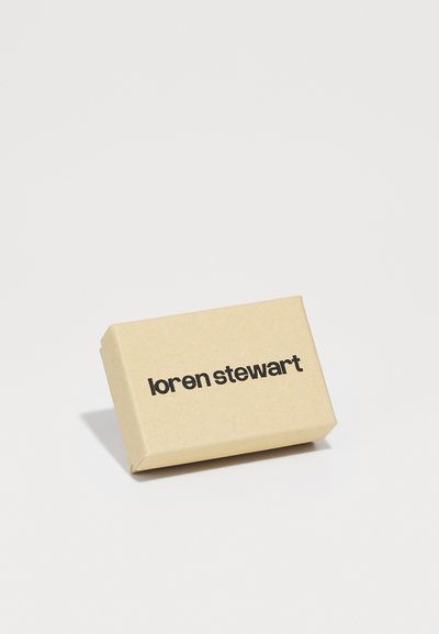 Hnedá kraftová papierová krabička s čiernym textom "loren stewart", obdĺžnikový tvar, hladký povrch, minimalistický dizajn.