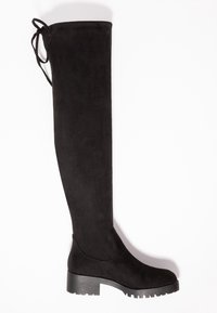 Bota negra de encima de la rodilla hecha de material tipo ante, con un tacón robusto, textura suave y detalle de encaje en la parte superior.