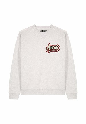 Lichtgrijze sweater met ronde hals, geribbelde manchetten en een groot rood en zwart geborduurd "Amour" logo op de voorkant.