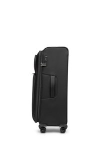 Czarna twarda walizka o teksturowanej powierzchni, z boczną rączką, zamkiem szyfrowym i czterema kółkami ułatwiającymi przemieszczanie.