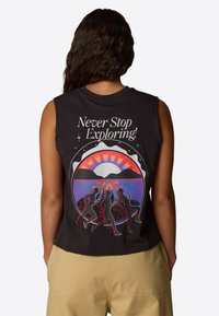 Zwarte mouwloze katoenen top met een kleurrijk grafisch ontwerp van hardlopers tegen een zonsondergang achtergrond, met de tekst "Never Stop Exploring!"