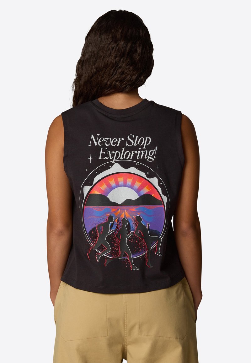 Zwarte mouwloze katoenen top met een kleurrijk grafisch ontwerp van hardlopers tegen een zonsondergang achtergrond, met de tekst "Never Stop Exploring!"