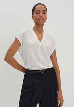 V-AUSSCHNITT - Basic T-shirt - milk