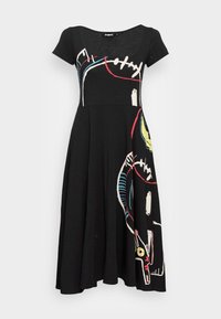 Mustansin mustakotoinen mekko, jossa on istuva yläosa ja levenevä helma. Mekossa on abstrakteja monivärisiä kuvioita punaisena, sinisenä, keltaisena ja valkoisena. Lyhyet hihat.