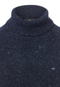 Granatowy, prążkowany sweter z golfem o teksturowanym, nakrapianym wzorze z jasnoniebieskimi i białymi akcentami. Miękka, dziana tkanina.