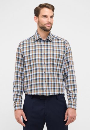 Langärmliges kariertes Hemd aus Baumwollmischung; mit blauen, braunen und weißen Quadraten, Button-Down-Kragen und Brusttasche vorne.