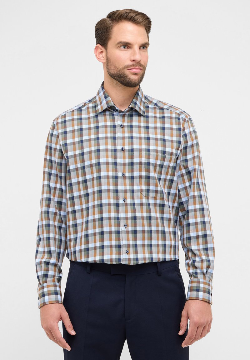 Langarm geruit shirt van katoenmix; heeft blauwe, bruine en witte vierkanten, een knoopsluiting kraag en een borstzak.