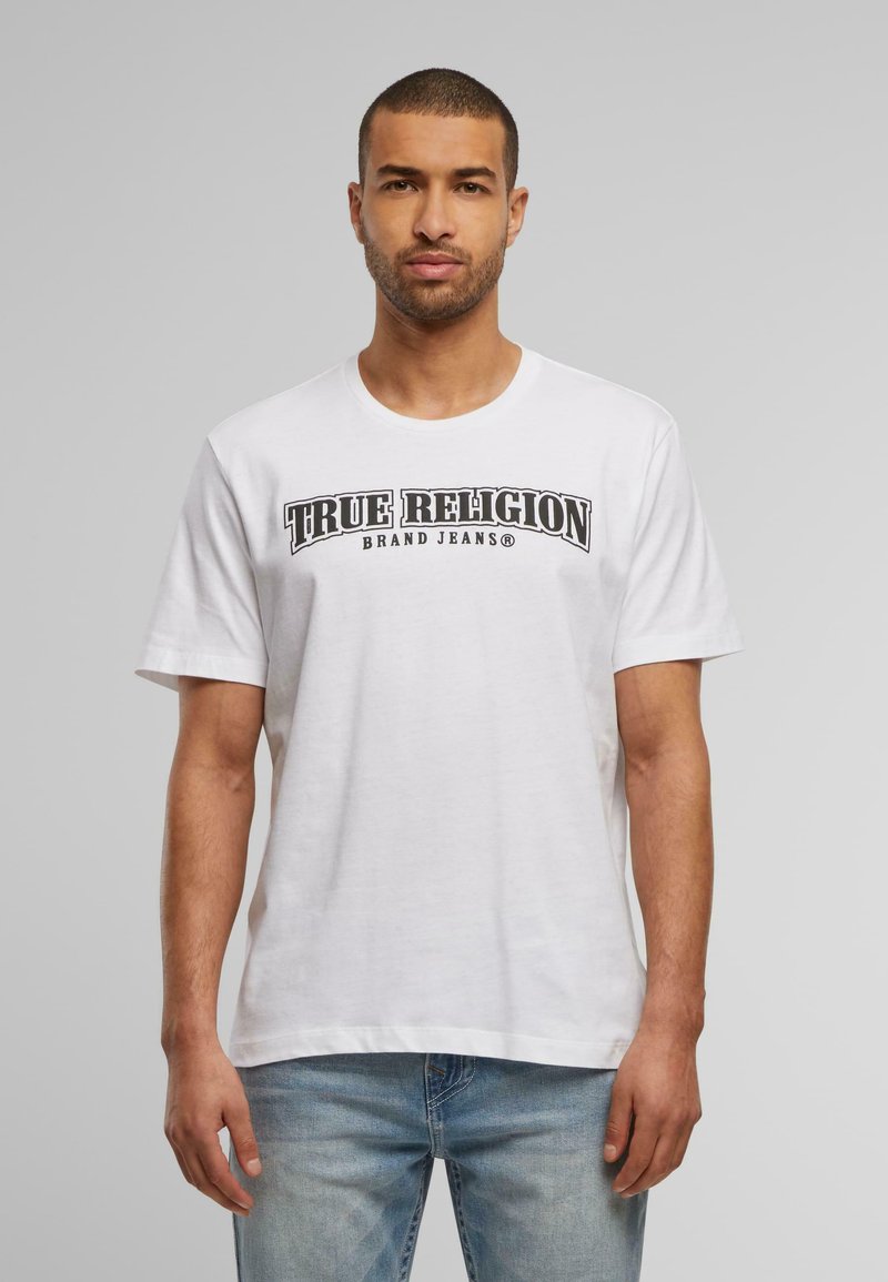 Bílý bavlněný tričko s kulatým výstřihem, krátkými rukávy a černým potiskem na přední straně "TRUE RELIGION BRAND JEANS".