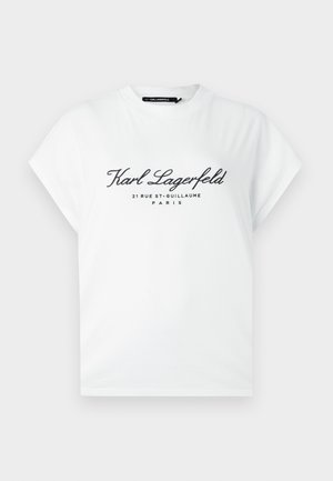 Vitt t-shirt med korta ärmar och svart text "Karl Lagerfeld 21 Rue St-Guillaume Paris" tryckt på framsidan, rund halsringning.