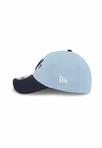 Hellblaues Cap mit einem dunkelblauen, gebogenen Schirm, gesticktem Logo auf der Vorderseite und einem weißen Markenlogo auf dem rechten Seitenpanel.