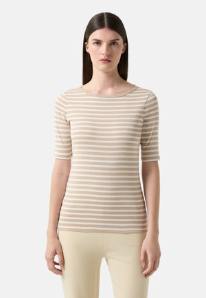 Lichtbeige en crème gestreept shirt met korte mouwen, een ronde halslijn en zichtbare branding bij de zoom. Soepele, zachte textuur.