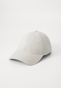 Helle graue Baseballmütze aus weichem Stoff mit weißen gestickten Logos auf der Vorder- und Seite, einem gebogenen Schirm und gestickten Details.