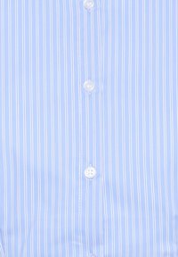 Világoskék csíkos ing függőleges fehér csíkokkal, gombos elejű, klasszikus gallérral és sima textúrával.