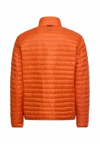Pomarańczowa pikowana kurtka z poziomymi przeszyciami, długimi rękawami i stójką, widoczna od tyłu na białym tle.