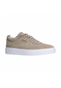 Sneakers suede beige con suola in gomma bianca, caratterizzati da un design con lacci, colletto imbottito e dettagli cuciti laterali. Leggeri e casual.