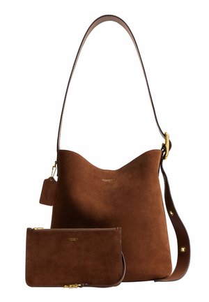Sac à main en daim marron Coach avec bandoulière réglable et pochette zippée assortie pour poignet, tous deux avec des détails en métal doré.