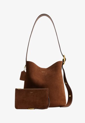 Sac à main en daim marron Coach avec bandoulière réglable et pochette zippée assortie pour poignet, tous deux avec des détails en métal doré.