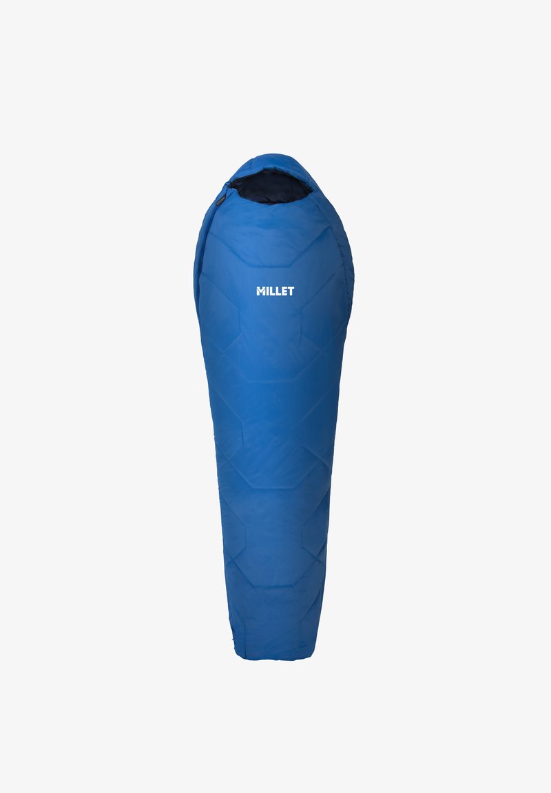 Blauer Schlafsack mit tapered Design, hexagonalem Muster und einem Reißverschluss für die Kapuze. Die Marke "Millet" ist an der Seite angebracht.