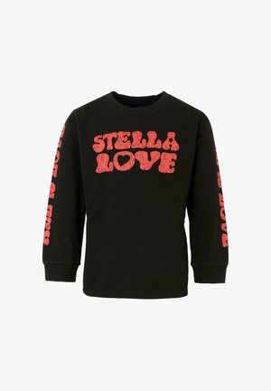 Zwarte langemouwen shirt met opvallende rode grafische tekst "STELLA LOVE" op de voorkant en langs beide mouwen, met een ronde hals.