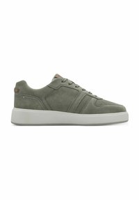 Sneakers in suede verde tenue con suola in gomma bianca, caratterizzati da cuciture tonali e linee di accentuazione laterale sottili. Chiusura con lacci.
