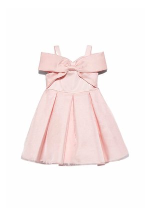 Abito rosa con corpino aderente, spalline scoperte e un grande fiocco davanti. La gonna svasata presenta delle pieghe, realizzata in tessuto satinato.