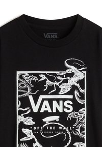 Schwarzes Baumwoll-T-Shirt mit weißen Grafikdrucken von Dinosaurierskelette, dem "VANS"-Logo und einem Skateboard-Design in einem rechteckigen Rahmen.