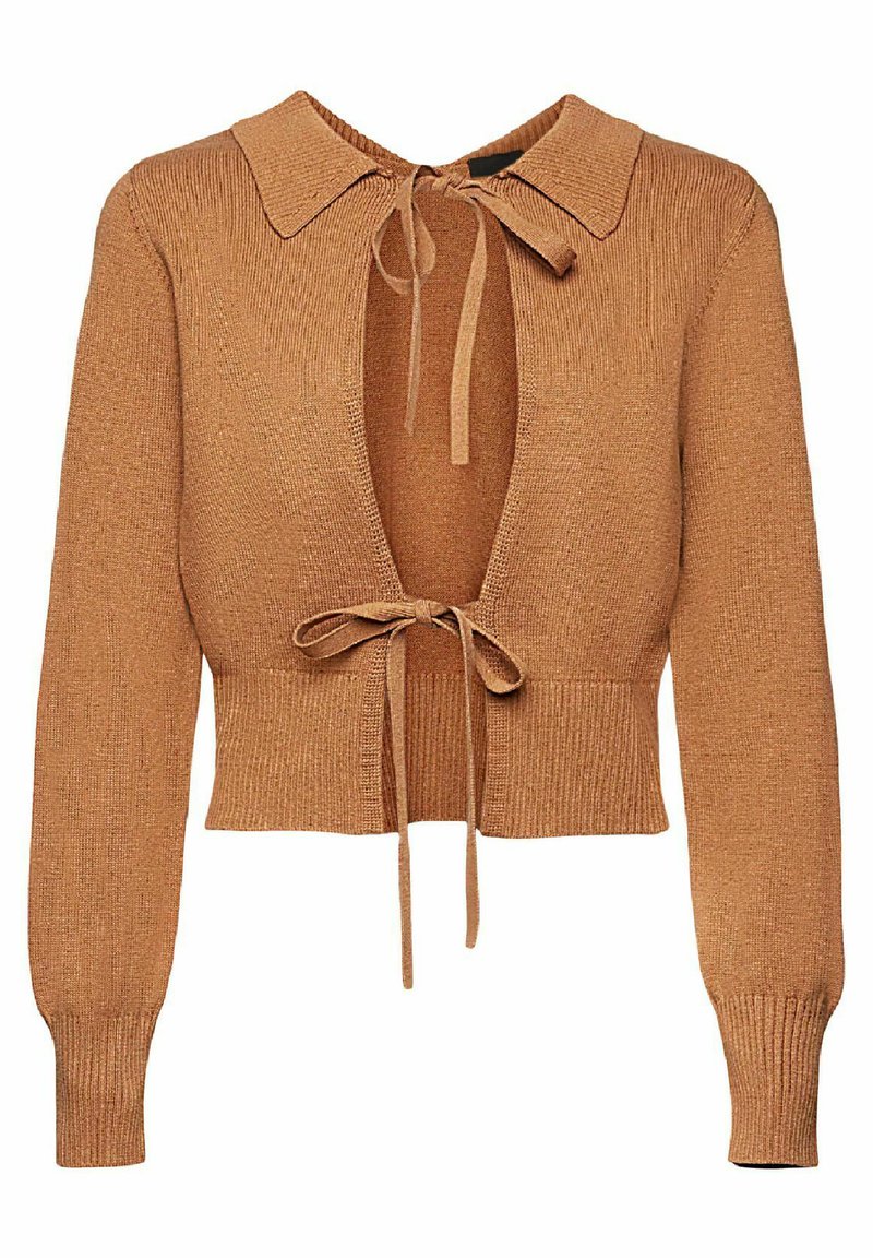 Cardigan en tricot marron avec un design court, devant ouvert, grand col et fermeture à nouer. Présente des manches longues avec des poignets côtelés.