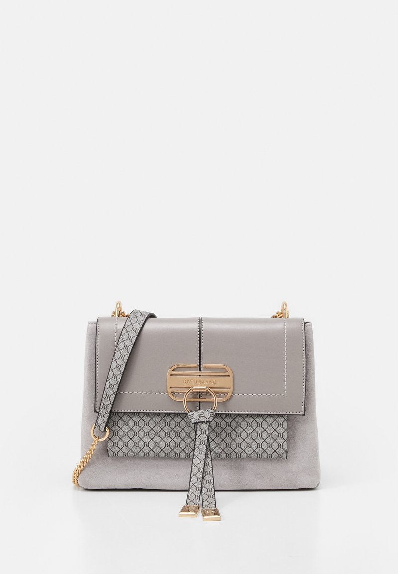 Bolso de diseñador gris con bolsillo frontal de tela estampada, cadena dorada como asa y cierre en tono dorado con borlas decorativas.