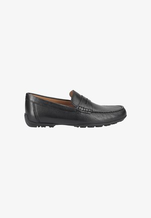 Mocassins de couro preto com um acabamento texturizado, bico arredondado e um detalhe cosido na parte superior. Sola de borracha com características de aderência.