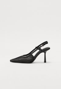 Mustat slingback-kengät, joissa on terävä kärki, verkkokangas ja hoikka nilkkaremmi. Varustettu ohuella stiletto-korkealla ja leikatuilla yksityiskohdilla.