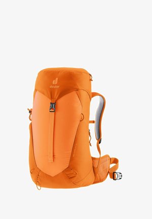 Mochila de senderismo naranja con una forma aerodinámica, correas ajustables, acolchado de malla y cierre de clip. Presenta el logo de la marca y detalles texturizados.